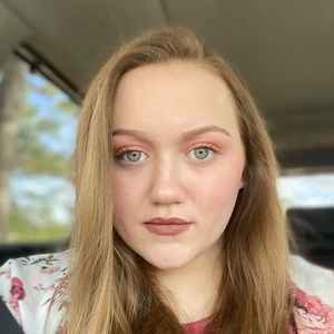 Meet your Posher, Abigail